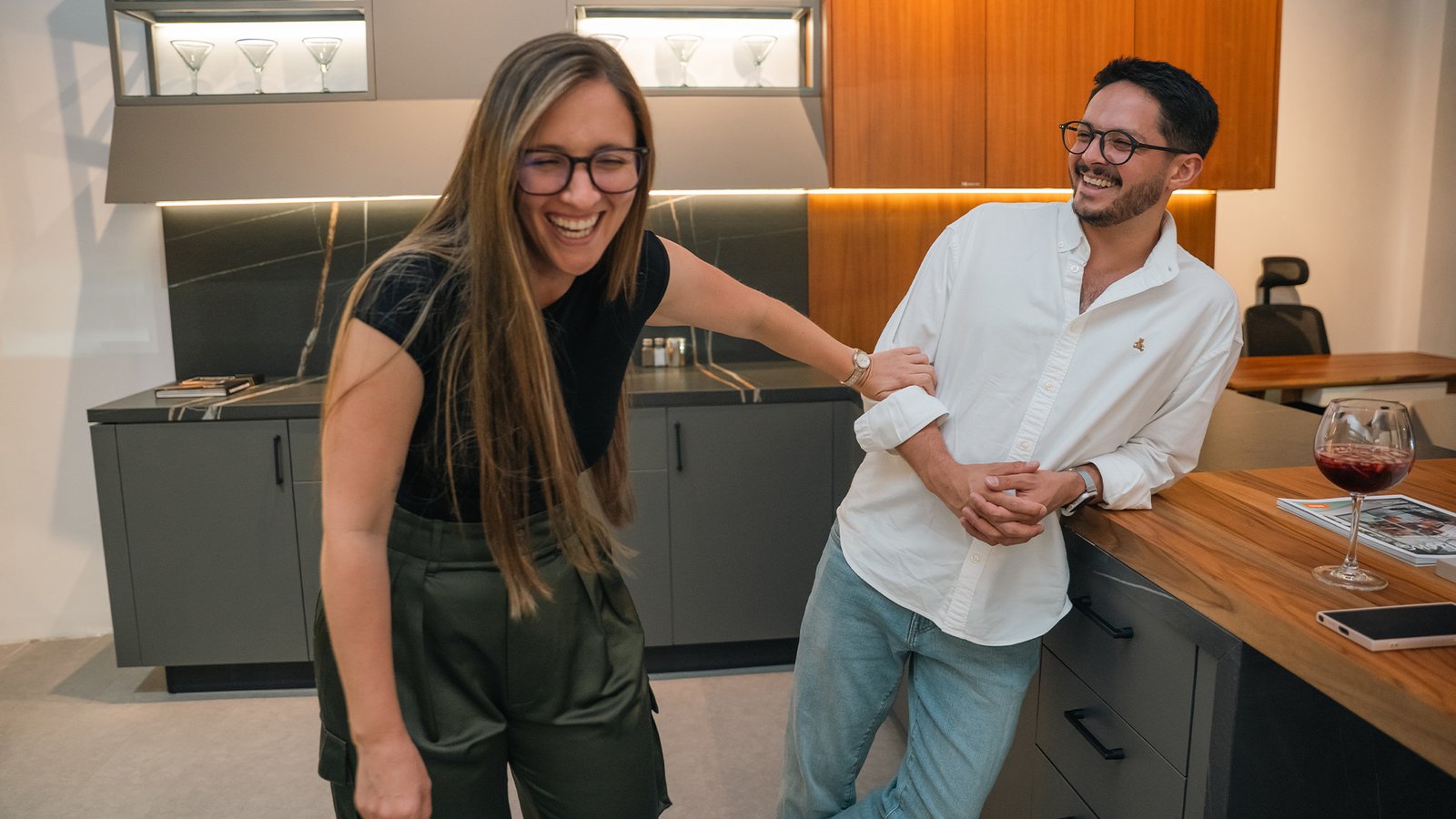 People viewing premium kitchen designs by Mobilinea in Costa Rica